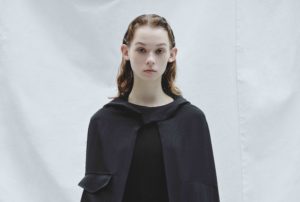 【discord Yohji Yamamoto】2020-21秋冬コレクションを展開。衣服として纏うバッグを表現。