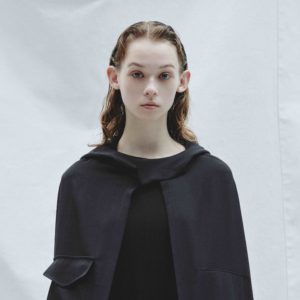 【discord Yohji Yamamoto】2020-21秋冬コレクションを展開。衣服として纏うバッグを表現。