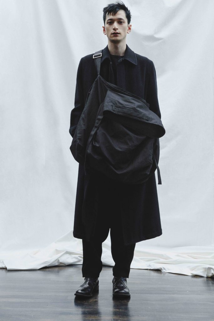 discord Yohji Yamamoto】2020-21秋冬コレクションを展開。衣服として