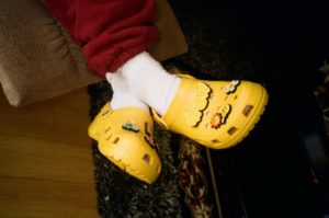 【Crocs】ジャスティン・ビーバーとの初コラボレーション! 限定モデル、日本では10/14(水)10:00より発売開始