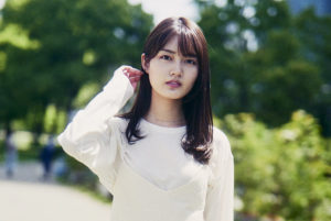 【水谷果穂:インタビュー】月9ドラマ『イチケイのカラス』に新人・裁判所事務官として出演する水谷果穂。キビキビと手際よく仕事をこなす役柄からとは真逆なゆるふわ系!?な彼女の魅力をお届けします!