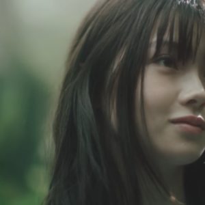 【南琴奈】Vaundy「走馬灯」のMVに出演するブレイクガールの筆頭・南琴奈。“少女”と“大人”の中間を現在進行中!