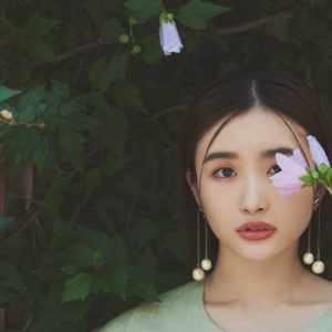 【安倍乙:インタビュー】初の写真集『吐息の温度』は沖縄・座間味島の海で見せる“素の表情”が満載。恋人気分に浸れる写真集は、“吐息”を感じるプライベート感が魅力です!