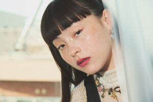 【モトーラ世理奈:インタビュー】7/14(金)公開の映画『アイスクリームフィーバー』で魅惑の作家役を好演。新たに活動拠点をロンドンへ移し、さらなる未来図を期待させるモトーラ世理奈から目が離せない!