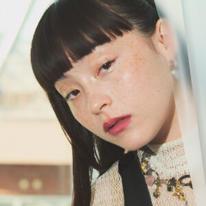 【モトーラ世理奈:インタビュー】7/14(金)公開の映画『アイスクリームフィーバー』で魅惑の作家役を好演。新たに活動拠点をロンドンへ移し、さらなる未来図を期待させるモトーラ世理奈から目が離せない!