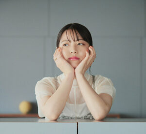 【中井友望:インタビュー】8/4公開の映画『炎上する君』トモ役で異彩を放つ女優として話題。ふくだももこ監督に寵愛される女優・中井友望に注目必至です!