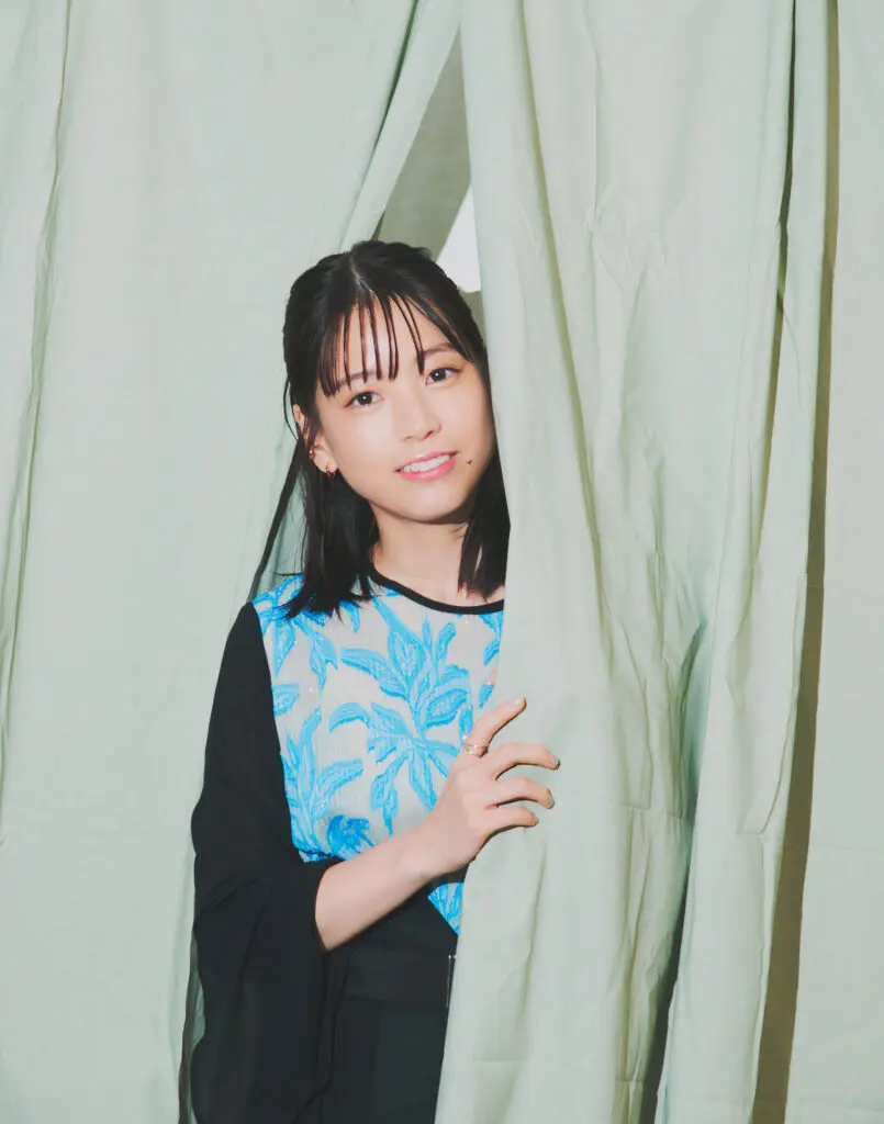 友望 中井友望：インタビュー】10/14（土）公開の映画『サーチライト-遊星散歩-』で初単独主演。悩みを抱えた繊細な10代を見事に演じた無二の存在は、映像・演劇界から熱視線！  彼女が魅せる表情と醸す空気を堪能できる秀作映画です。 | ビューティー・ファッション ...