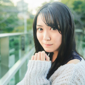 【平澤宏々路:インタビュー】ドラマ「コタツがない家」でマンガ家志望の女子高生・原木田れいら役を熱演する16歳。キャリアでも珍しい陽気なイマドキ女子高生役は、現役生らしい新鮮さに溢れています!