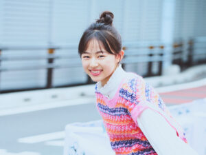【泉有乃:インタビュー】5/27(月)から始まるNHK夜ドラ「柚木さんちの四兄弟。」に抜擢された期待の新星! 女優デビューの本作で、“演じることの楽しさ”を実感。初々しくてしっかり者の13歳から目が離せない!