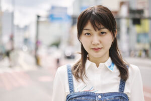 【堀春菜：インタビュー】6/29公開映画『スミコ22』で主演を務める堀春菜。若手映像制作ユニット「しどろもどリ」が手がけた本作で 、“ゆるりとした優しさ”を見事に演じています！