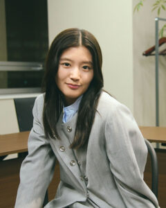 【川床明日香：インタビュー】連続テレビ小説「虎に翼」で寅子の娘・佐田優未役に抜擢。芝居に熱中する22歳は、朝ドラ俳優からの刺激でさらに大きな舞台へ。