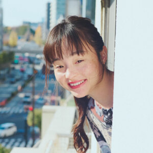 【モトーラ世理奈:インタビュー】1/10に写真集『せりなが』を発売。活動10年の節目にオール韓国ロケで撮り下ろしたファッション&プライベートフォト。モトーラ世理奈の現在地を証明する比類なき写真集です!