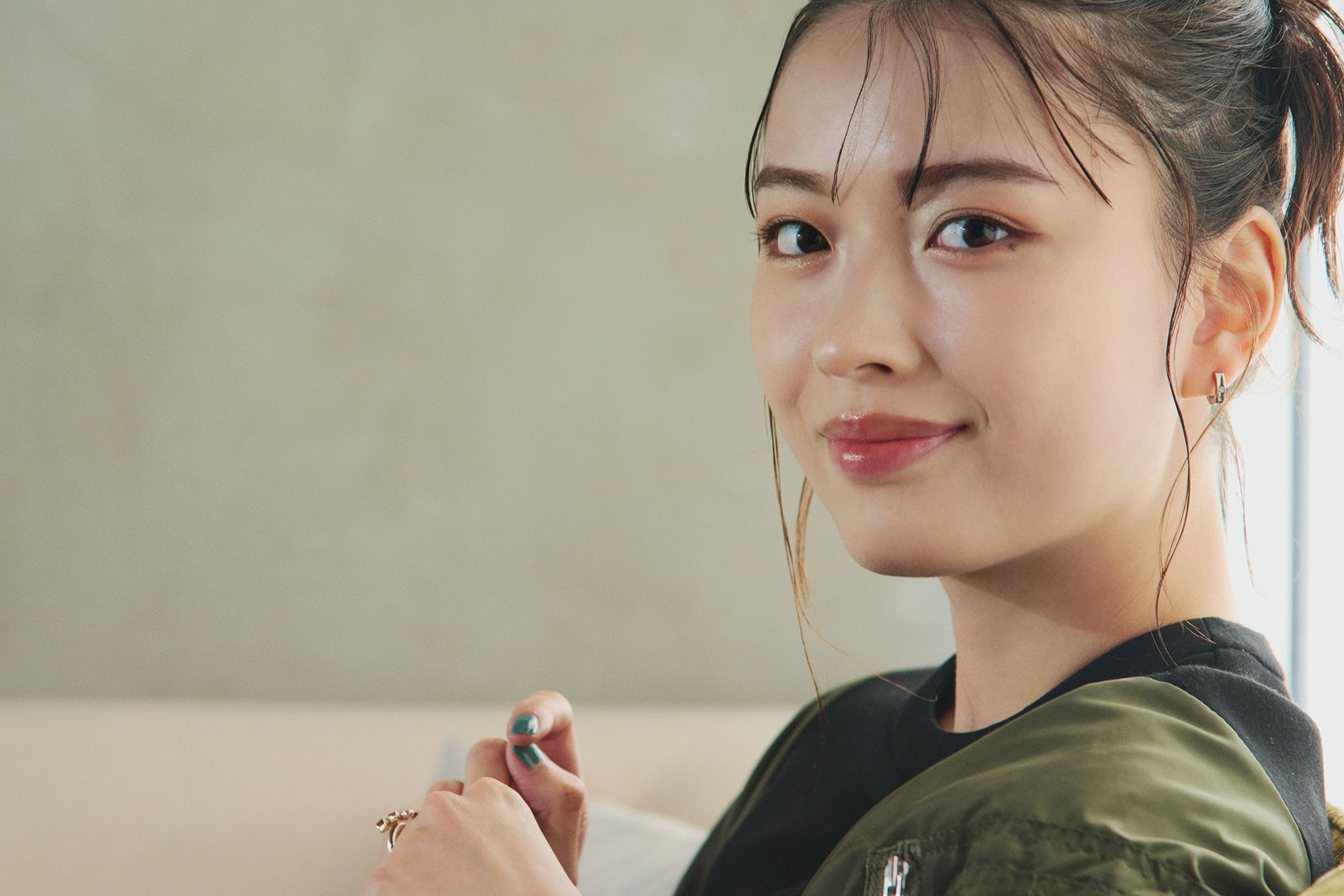 【茅島みずき：インタビュー】主演を務めるドラマ「霧尾ファンクラブ」の主題歌「ローファー。」で、アーティストデビュー。モデル、女優、さらにアーティストとして、その魅力と才能を一気に開花！