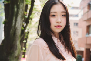 【女優・新井美羽:インタビュー】日テレ・土曜ドラマ『なんで私が神説教』に生徒「太田璃子」役で出演中の18歳。自身初となる高校生の学園ドラマ作品で、大勢の中でもキラリ光る演技に注目です!