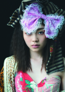 【滝澤エリカ:インタビュー】公開中の映画『見える子ちゃん』で生徒会長役「ヒカリ」役に抜擢。理知的な中に見え隠れする可愛らしさと、凛とした佇まいが真似できない彼女の魅力。次世代女優の演技も、その個性にも注目です!