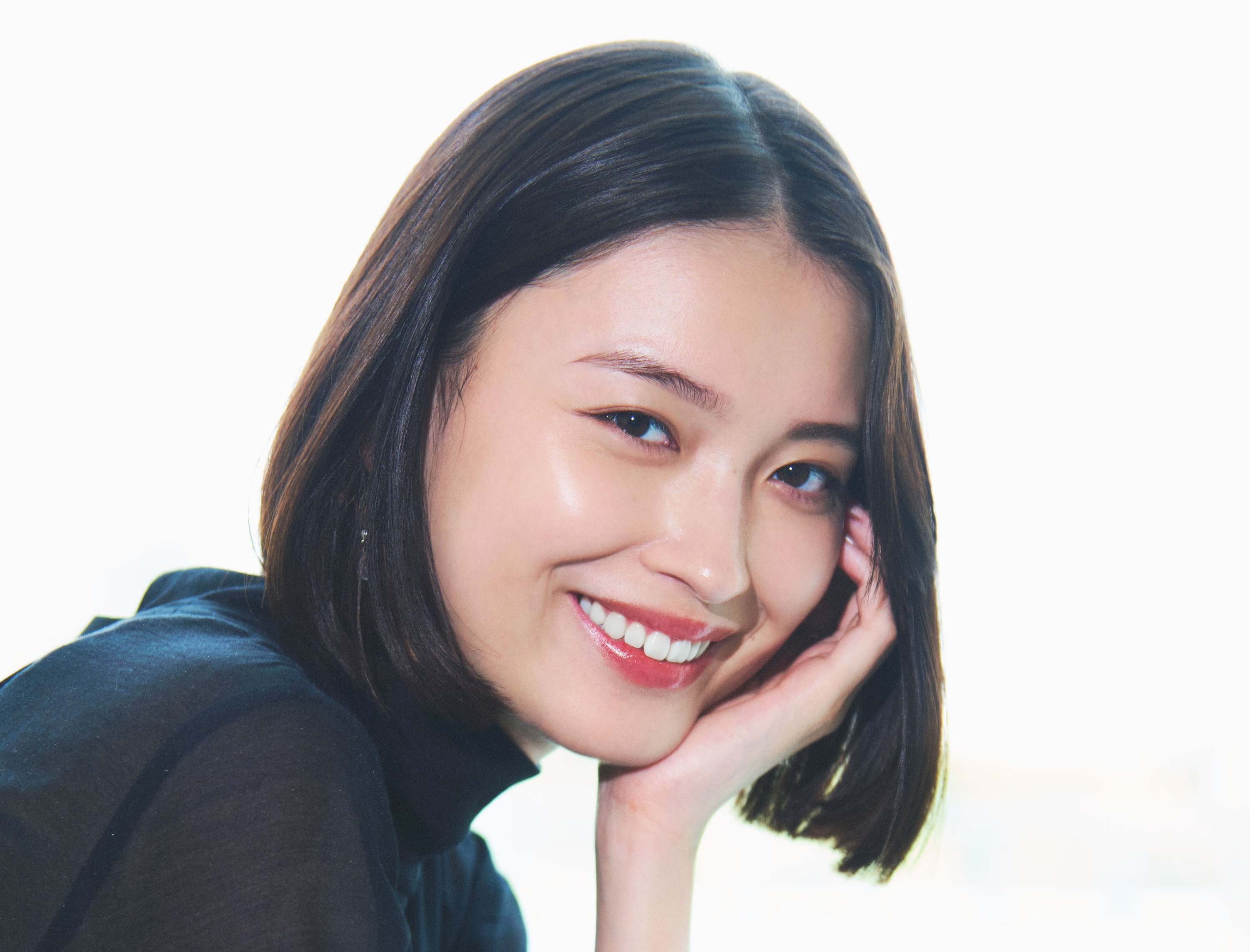 【茅島みずき：インタビュー】サイコホラー漫画「エリカ」のドラマ化で主演を務める茅島みずき。狂気を纏った女子高生ストーカー役で、本格アクションにも初挑戦。捲りめく展開は、視聴者を釘付けにすること間違いありません！