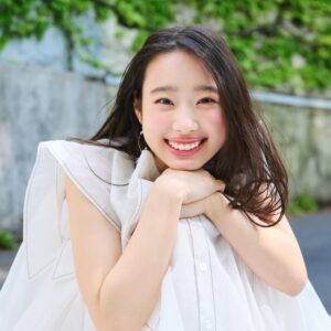 【倉沢杏菜：インタビュー】 大河ドラマ『豊臣兄弟！』の「あさひ」役で、千軍万馬の俳優陣と堂々と渡り合う倉沢杏菜21歳。「あさひ」を彷彿させる多幸感で、自身の笑顔を周りへと自然連鎖させる注目俳優です！