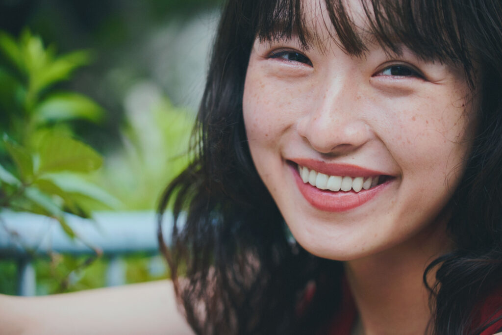 【瀬戸璃子：インタビュー】主演映画『床一面こんな感じ』が8/8（土）に公開！ なかよし女子ふたりのシェアハウス生活をコミカルに描いた共感満載のゆるムービー。