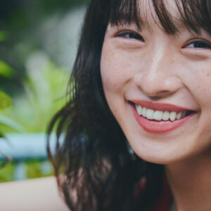 【瀬戸璃子：インタビュー】主演映画『床一面こんな感じ』が8/8（土）に公開！ なかよし女子ふたりのシェアハウス生活をコミカルに描いた共感満載のゆるムービー。